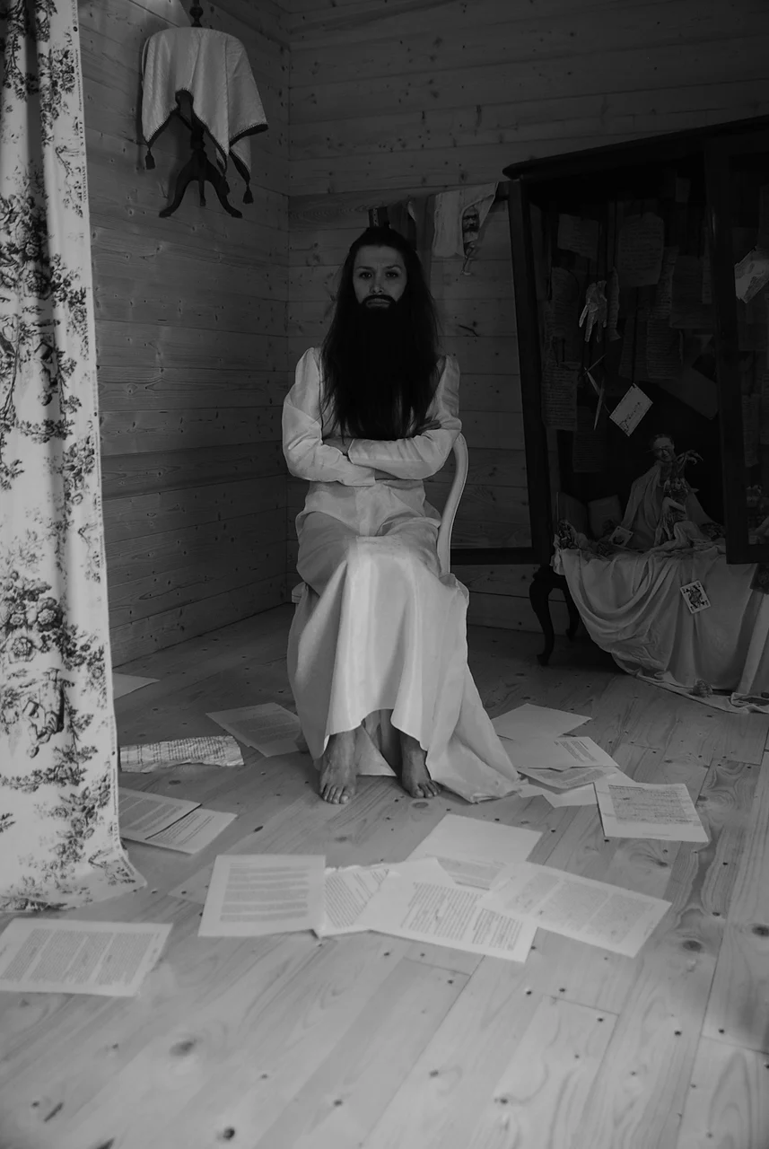 Figura 2 <br>Chiara Fumai nei panni di Annie Jones per The Moral Exhibition House, 2012 (fonte: artribune.com)