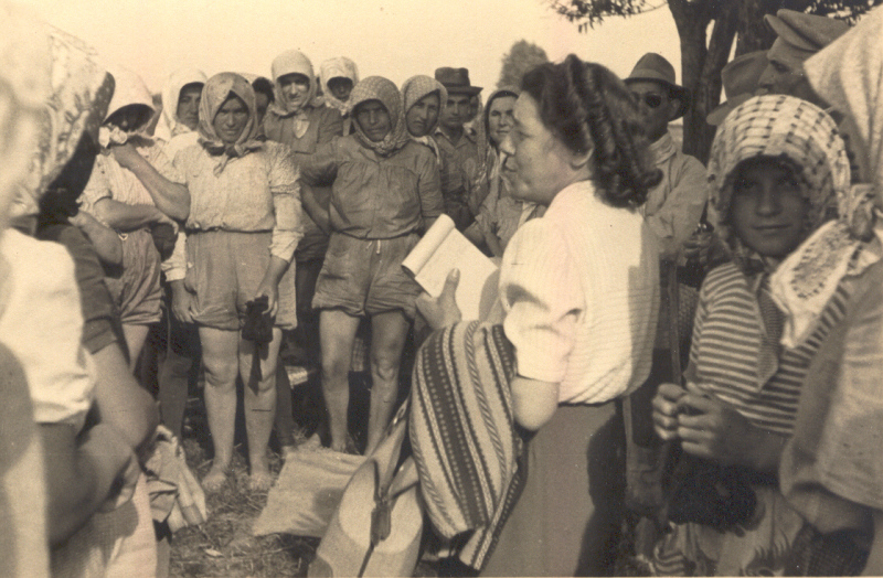  Renata Viganò con le mondine di Bentivoglio, 25 aprile 1952 
