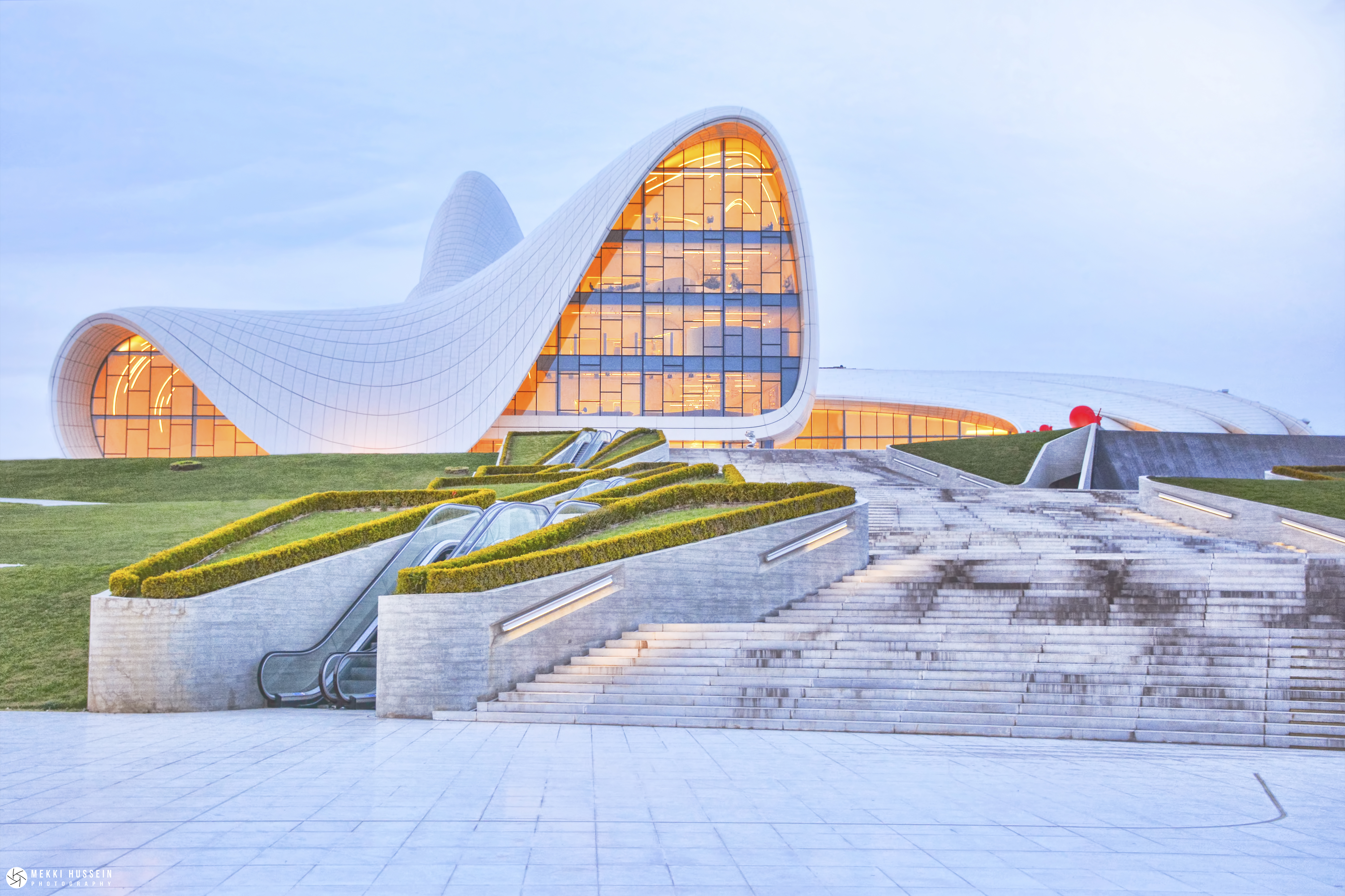 Il Centro Heydar Aliyev progettato da Zaha Hadid.<br>Fonte: <a href=https://www.flickr.com/photos/mekki_photography/26350489681>Flickr</a>.