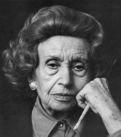 Norma Mascellani (1994). 
<br>Fonte: <a href=https://commons.wikimedia.org/wiki/File:Norma_Mascellani.jpg?uselang=it>Wikimedia Commons</a>, <a href=https://creativecommons.org/licenses/by-sa/3.0/deed.it>CC BY-SA 3.0</a>.