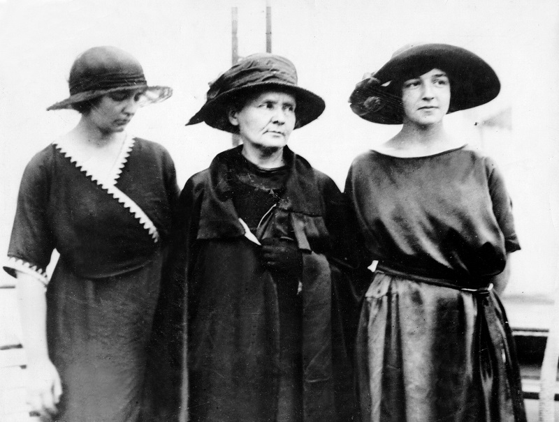 Marie Curie (1867-1934) avec ses filles Irene (1897-1956 future Irene Joliot Curie, g) et Eve (d) en 1921 aux Etats Unis --- Marie Curie (1867-1934) with her daughters Irene (g future Irene Joliot-Curie) and Eve (r) in 1921 in United Sates *** Local Caption *** Marie Curie (1867-1934) with her daughters Irene (g future Irene Joliot-Curie) and Eve (r) in 1921 in United Sates